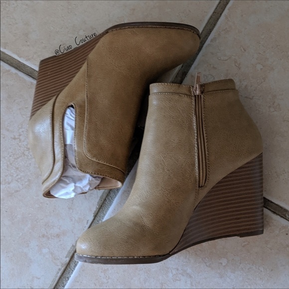 New arrival. Taupe wedge booties - Picture 2 of 2